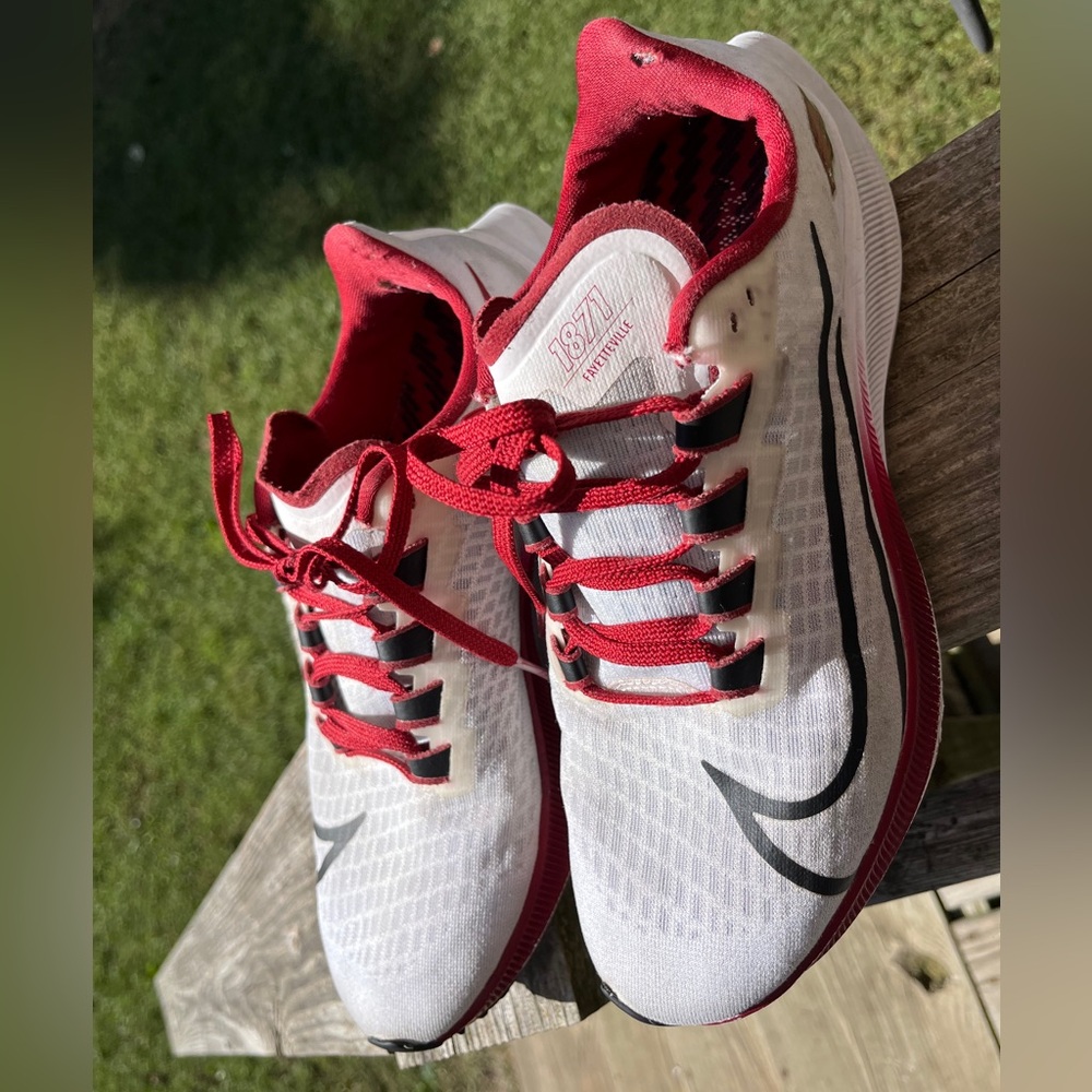 Arkansas Razorbacks Pegasus 37 Nike White and Red Running Shoes 7 men’s